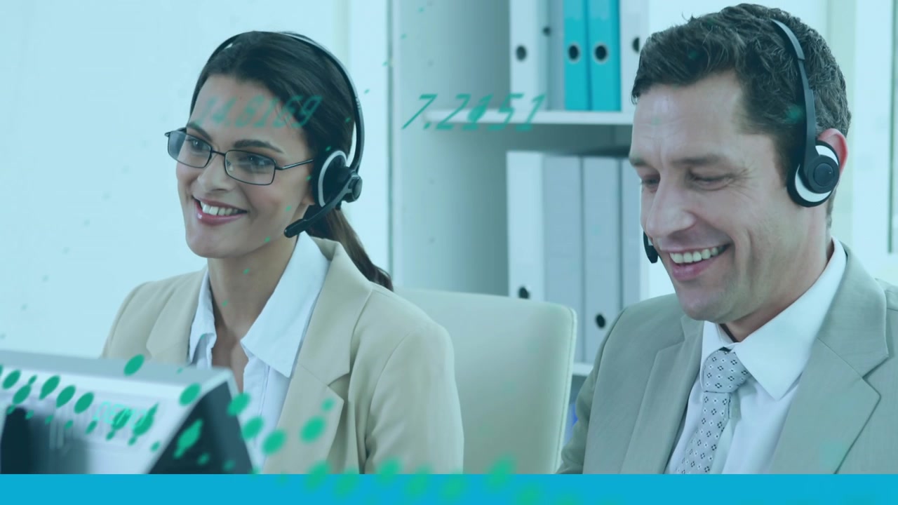 Animación de procesamiento de datos sobre diversos profesionales usando auriculares en una oficina.