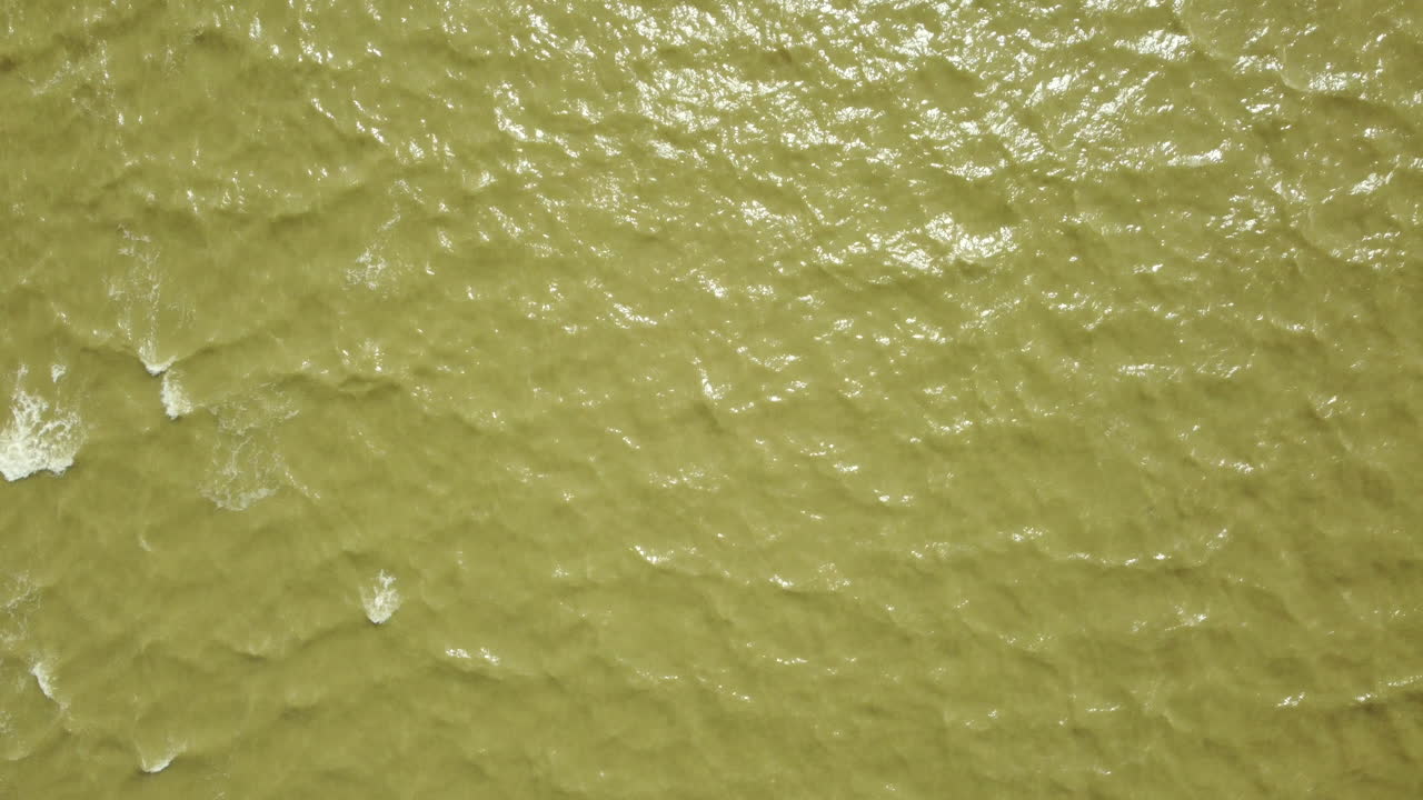 vista aérea de la superficie del agua tranquila