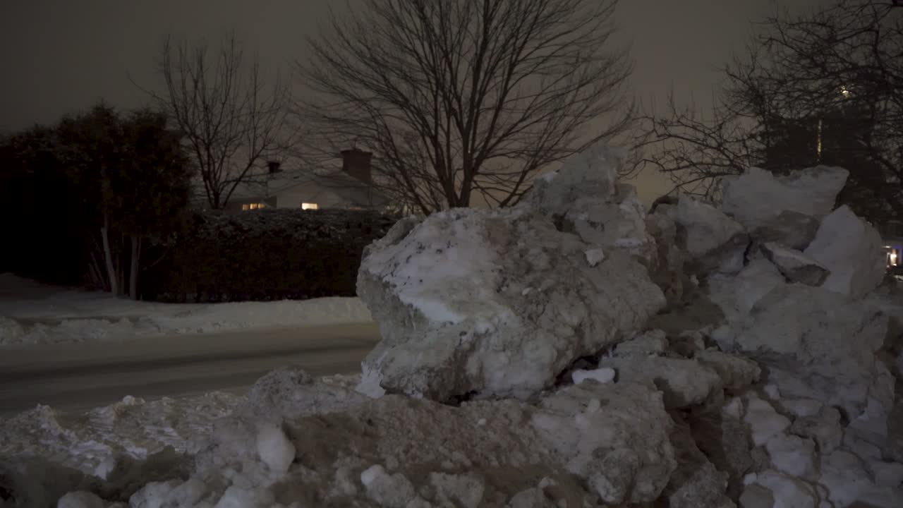 bancos de nieve en vecindarios residenciales en invierno por la noche
