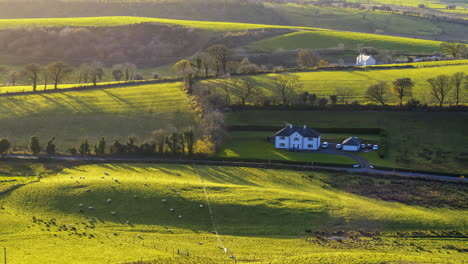 Zeitraffer-Einer-Ländlichen-Agrarlandschaft-Mit-Schafen-Auf-Grasfeldern-Und-Hügeln-Bei-Tageslicht,-Betrachtet-Von-Keash-Caves-In-Der-Grafschaft-Sligo-In-Irland