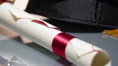 gorra de graduación y diploma