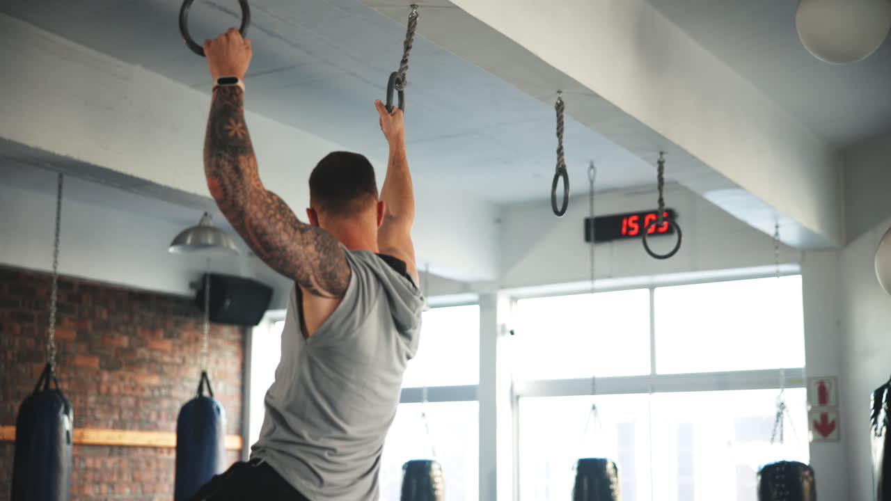 anillos, músculo y un hombre con condición física en el gimnasio