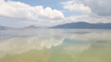 salar salinas y aguada blanca 국립 보호 구역은 arequipa 지역의 caylloma 및 arequipa 지방에 있습니다.
