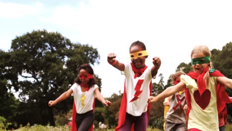 Grupo-De-Niños-Haciéndose-Pasar-Por-Un-Superhéroe