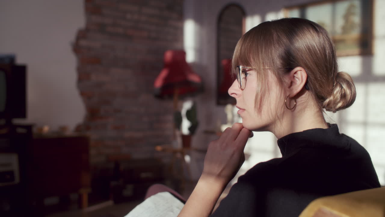 레트로 리빙 에서 읽는 여자