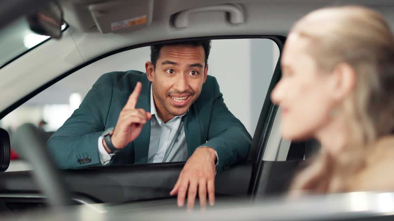 Venditore auto con cliente