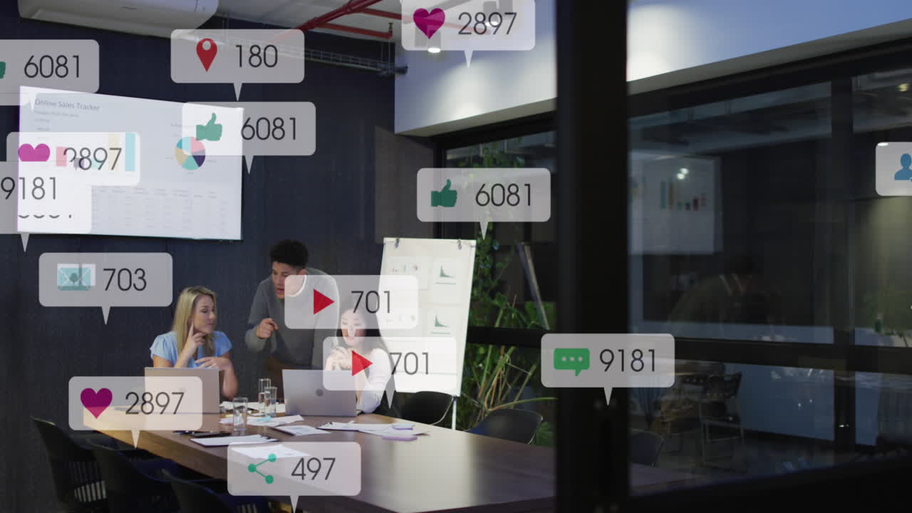 다양한 동료들이 노트북에서 보고서를 논의하고 분석하는 알림 바의 애니메이션