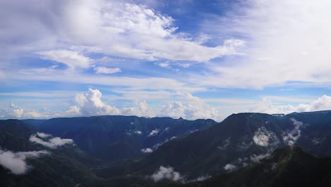 언덕 꼭대기에서 아침에 산골짜기에서 극적인 구름 움직임이 laitlum peak shillong meghalaya india에서 촬영됩니다.