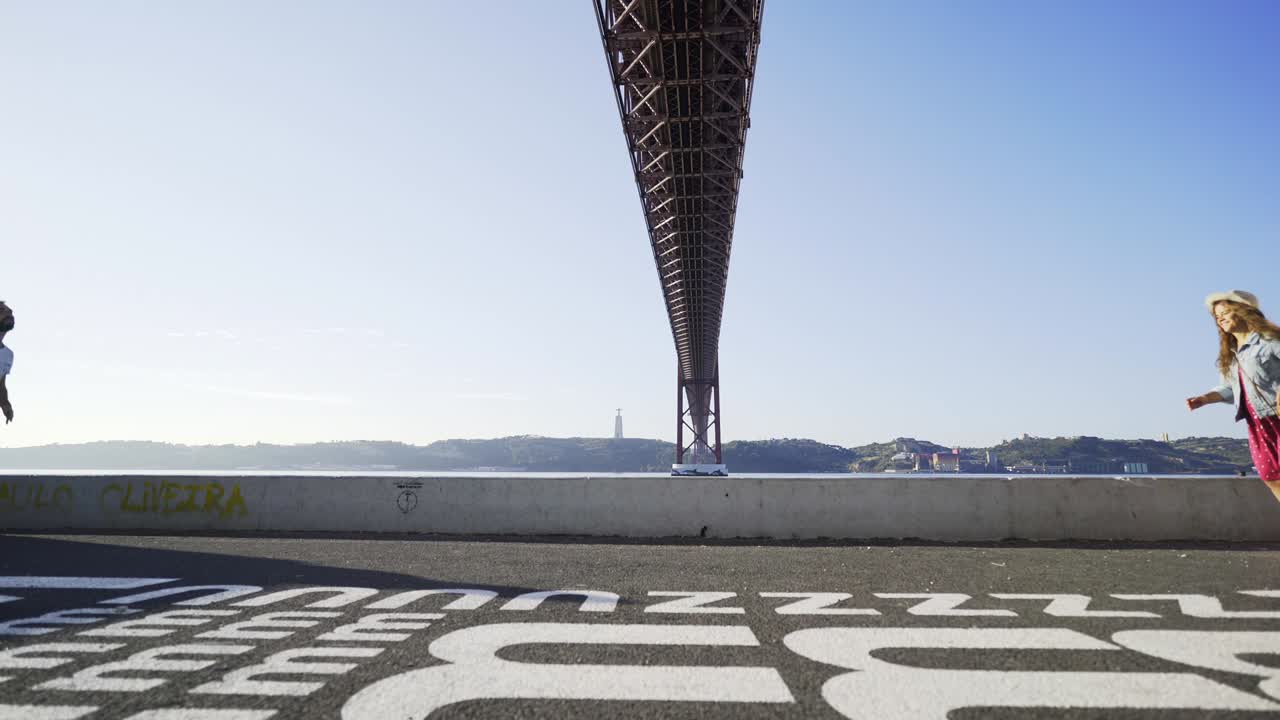 남자가 이 좋은 날 해안가에서 여자를 향해 달려갑니다.