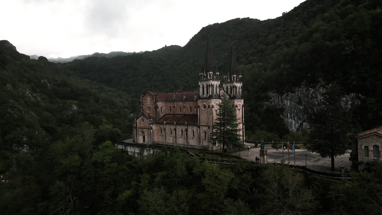 ángulo ascendente de drones de la basílica de santa maría en las montañas del norte de covadonga, españa