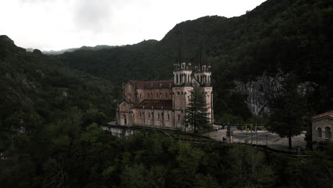 Rising-Drone-Angle-of-Santa-Maria-Basilica-in-the-Northern-Mountains-of-Covadonga,-Spain
