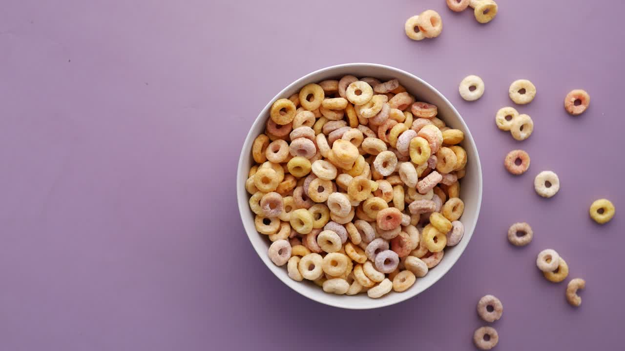 un cuenco de coloridos cereales de anillo