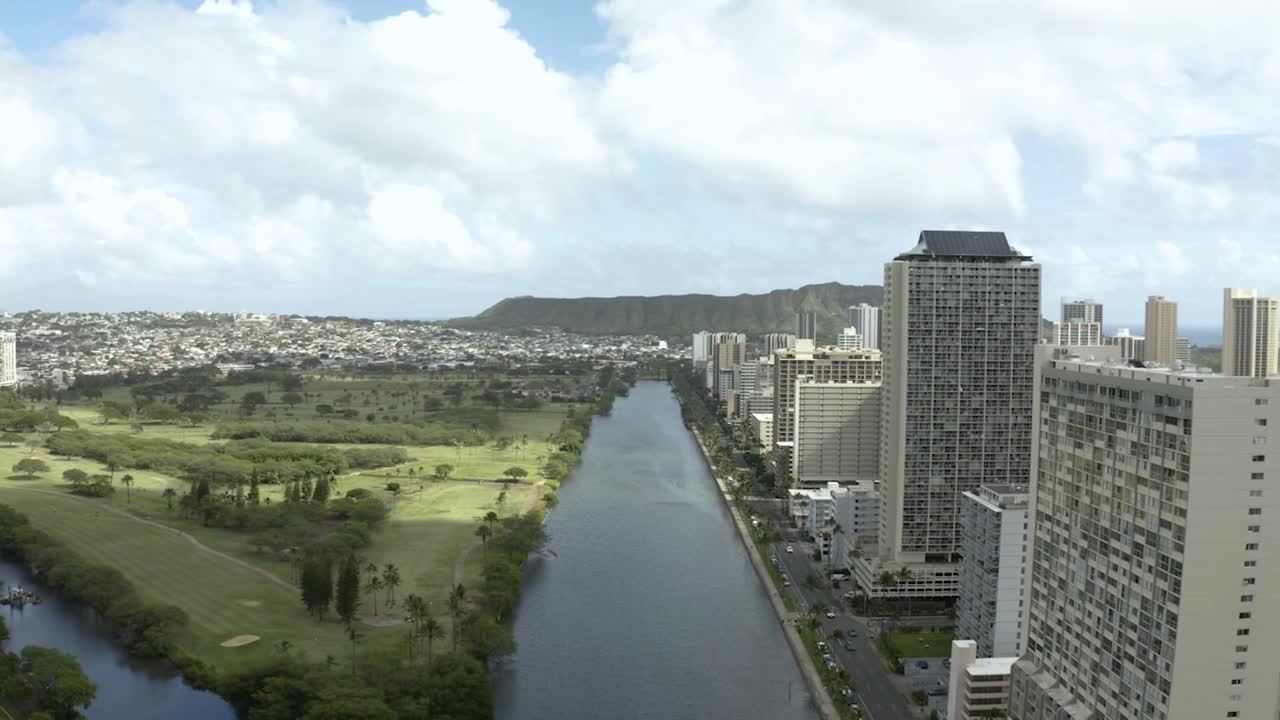 moviéndose hacia atrás hacia el canal de ala wai en la hermosa isla de oahu cerca de waikiki