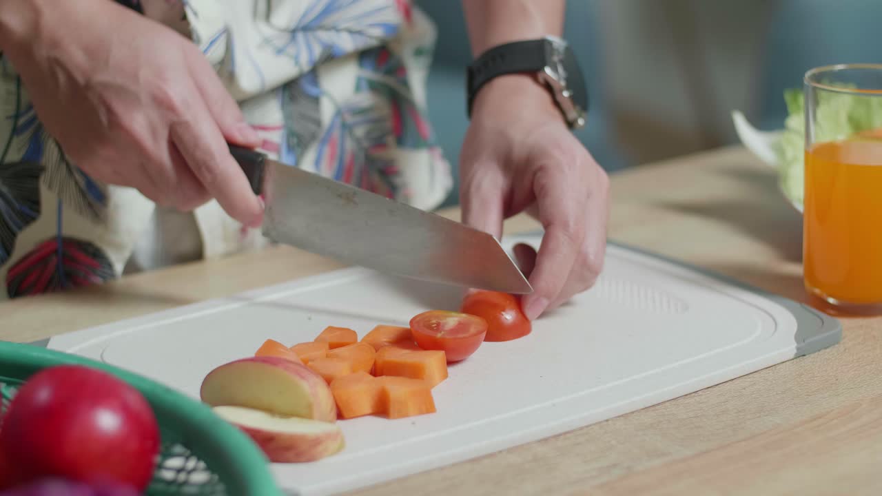 cortar verduras para una comida saludable