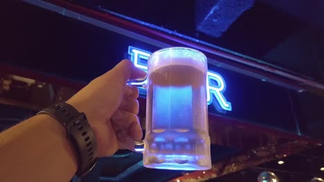 hombre con una copa de cerveza en la mano en un bar en balneario camboriu, santa catarina, brasil