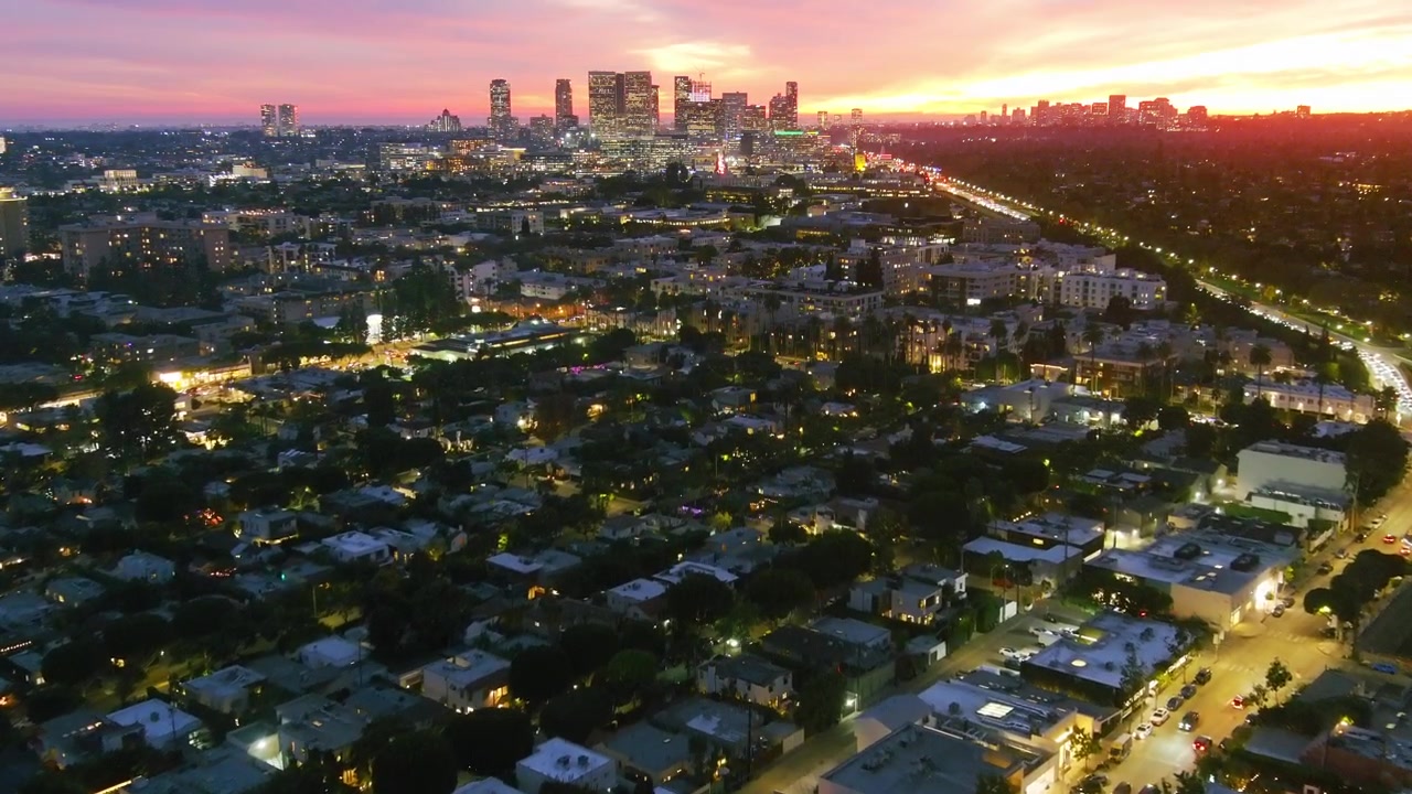 Ripresa aerea | Beverly Hills | Century City sullo sfondo | Illuminazione serale | Atmosfera crepuscolare.