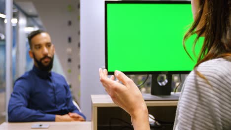 ejecutivos interactuando entre sí en la mesa 4k