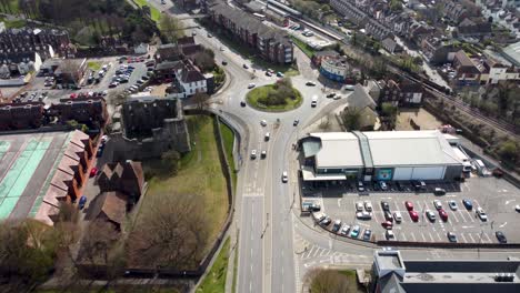 Reims-Way-In-Canterbury-Mit-Autos-Und-Einem-Kreisverkehr