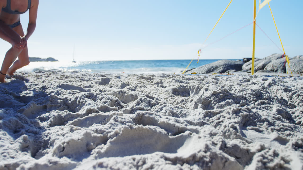 여자 배구 선수가 축구 4k를 치고 있습니다.