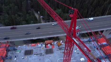 grúa con trabajadores por la concurrida zona de construcción del puente de la autopista arriba