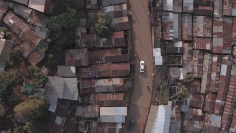 Seguimiento-De-Un-Disparo-De-Coche-En-Un-Asentamiento-Urbano