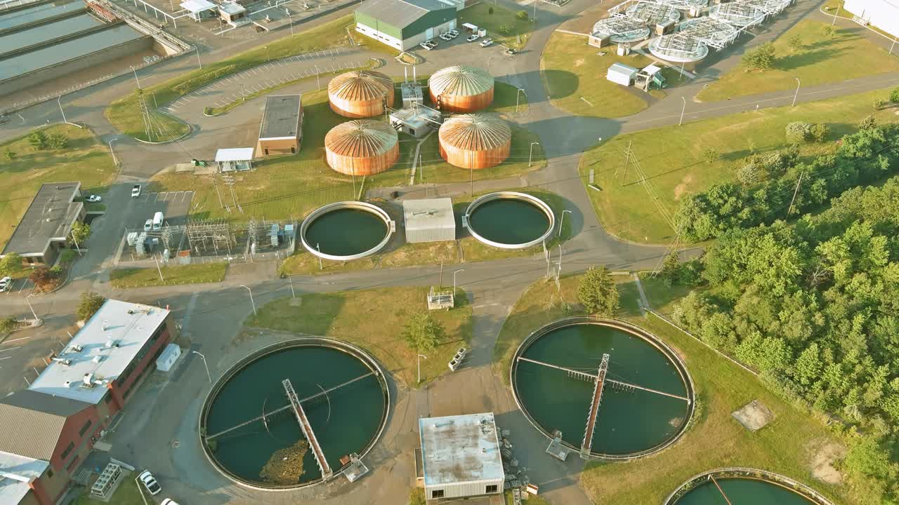 vista panorámica aérea de tanques redondos de sedimentación con instalaciones de tratamiento de agua, instalaciones de tratamento de aguas residuales