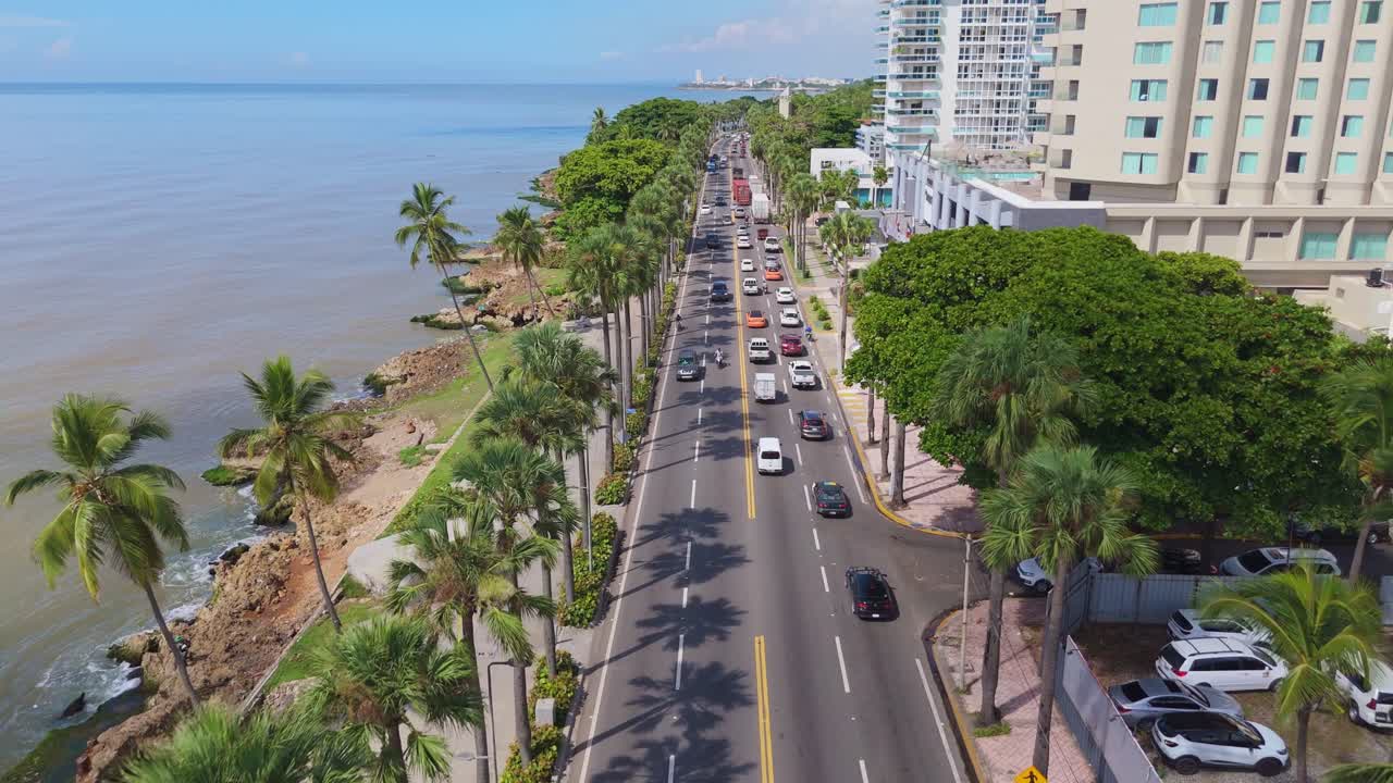 Ora di punta su Avenida George Washington, costa di Santo Domingo, Repubblica Dominicana. Carrellata aerea ravvicinata
