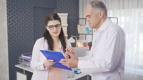 los médicos en la habitación están hablando de algo.