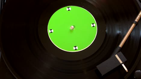 vinyl record pleer. toca canciones de un viejo tocadiscos 4k de la vista superior.