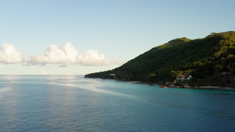 Aguas-Turquesas,-Cielos-Azules-Cristalinos-Y-Una-Isla-Verde-Vibrante