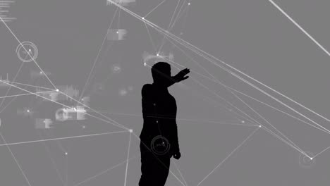 animación de la silueta de un hombre de negocios usando pantalla y conexiones en fondo gris