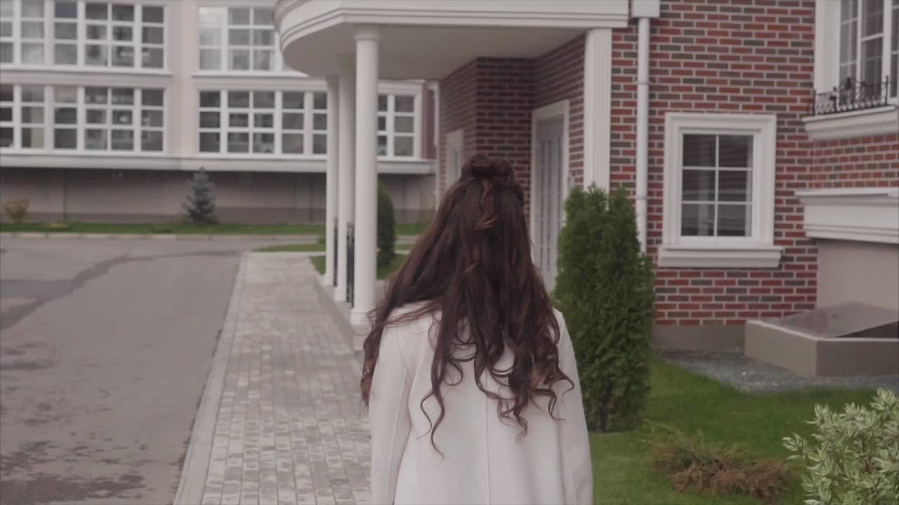 건물 앞에서 고 있는 여자