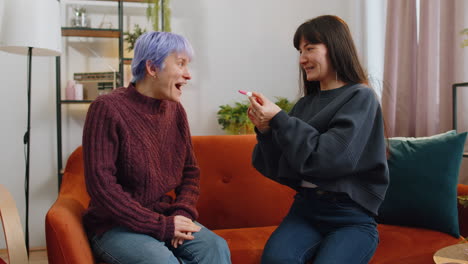 Dos-Mujeres-Lesbianas-Pareja-Familiar-Felices-Después-De-Resultados-Positivos-De-La-Prueba-De-Embarazo-En-Casa,-Maternidad-De-FIV