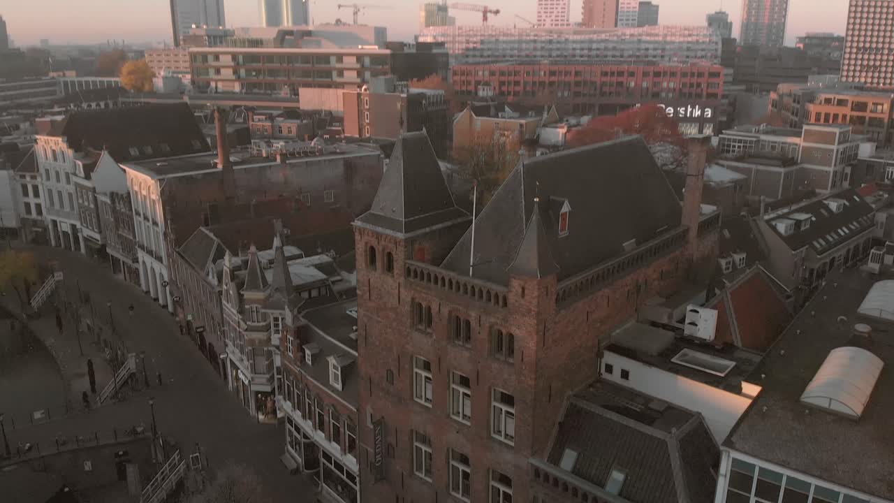 panorámica hacia arriba sobre los tejados del centro histórico de la ciudad de utrecht en los países bajos con panorámica hacia abajo para revelar el canal y la calle del muelle debajo
