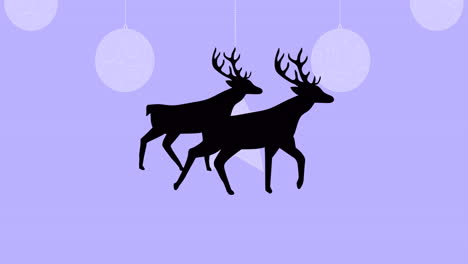 silueta negra de dos renos caminando sobre las decoraciones colgantes de navidad en un fondo púrpura
