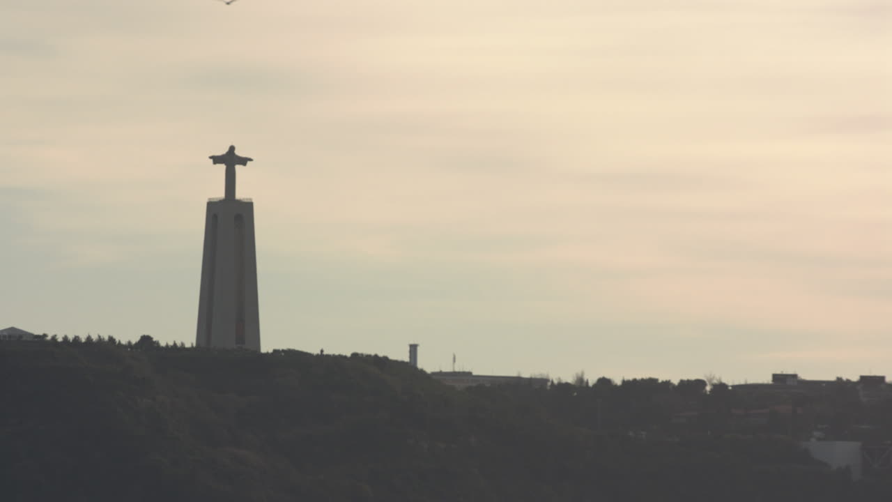 cristo rey visto desde lisboa a la hora dorada