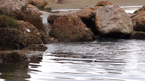 Salida-De-Agua-De-Una-Planta-De-Tratamiento-En-La-Playa-Y-Hacia-El-Mar