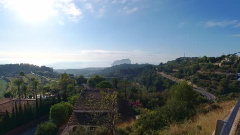 Radfahren-In-Calpe,-Spanien,-Blick-Zurück-Zur-Küste-An-Einem-Sonnigen-Frühlingsmorgen