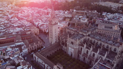 Sevilla-Catedral-Gótica-Giralda-Torre-Estatua-Vista-Aérea-Descendiendo-Al-Casco-Antiguo-Español-Hito-Horizonte-Al-Amanecer