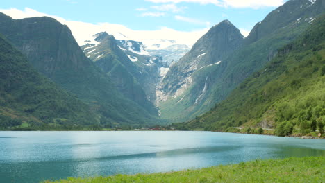 paisaje de fiordos noruegos con glaciar y cascada