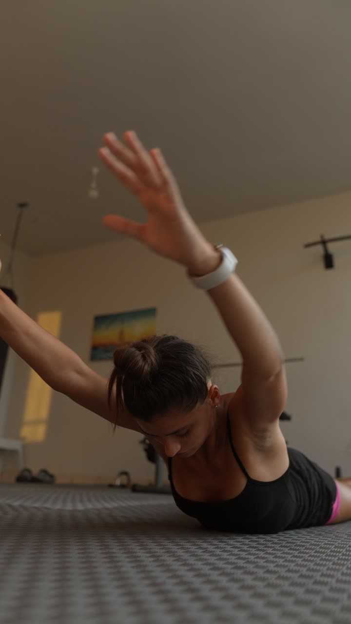 mujer estirándose en el gimnasio