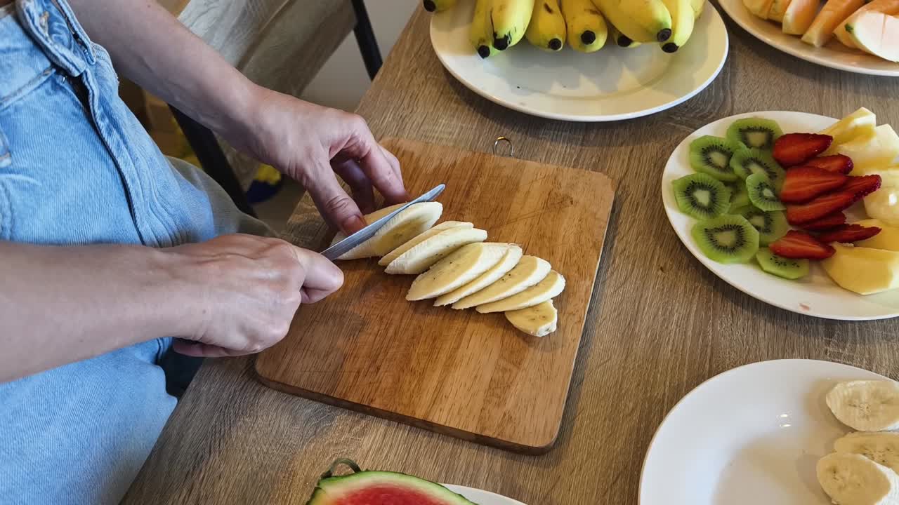 preparando una ensalada de frutas