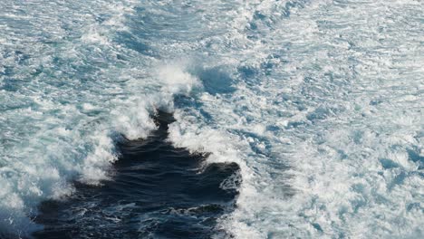 rastros de agua salpicada dejados por el ferry catamarán que pasa