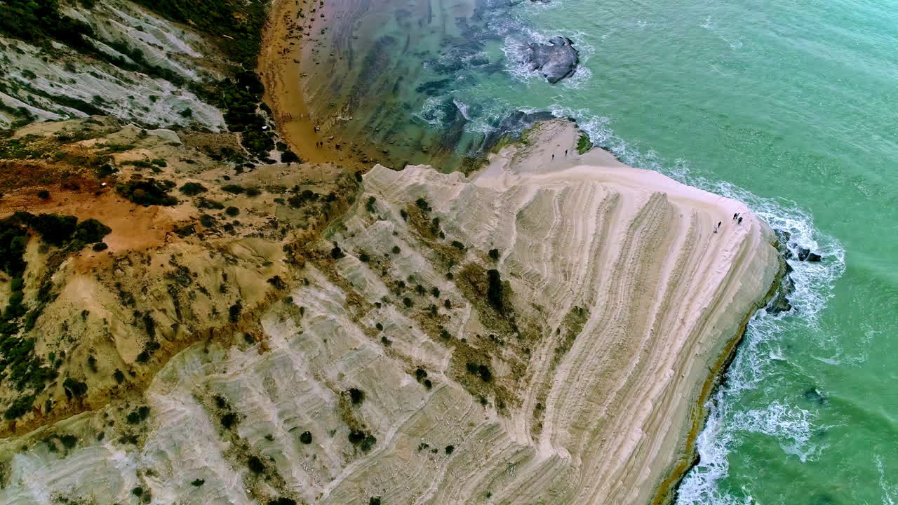 снимок с воздуха сверху вниз знаменитой лестницы турков с гигантскими горами и прозрачной водой средиземного моря на сицилии