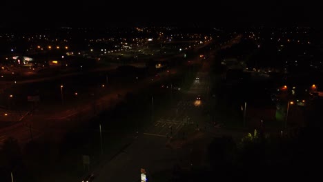 Faros-De-Tráfico-Nocturno-Que-Conducen-Carreteras-De-La-Ciudad-Británica-Vista-Aérea