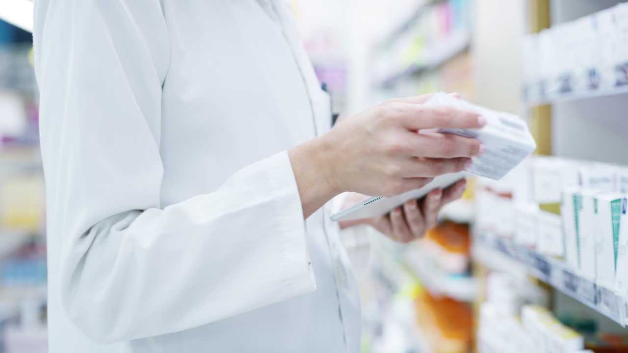 그녀의 기록과 그녀의 주식을 교차 참조하고