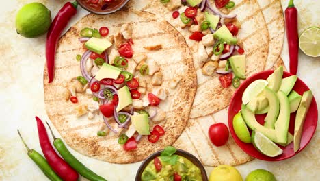 tortillas de maíz saludables recién hechas con filete de pollo a la parrilla grandes rodajas de aguacate