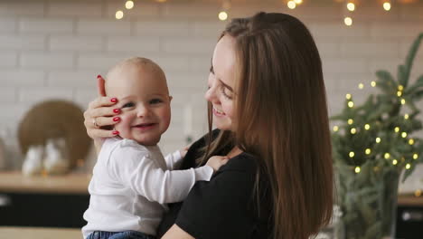 Mutter-Und-Ihr-Kleiner-Sohn-Haben-Spaß-Und-Spielen-Zu-Hause.-Kleines-Kind-Im-Alter-Von-2-Jahren-Spielt-Mit-Den-Armen-Seiner-Mutter-Zu-Hause-In-Der-Nähe-Eines-Großen-Fensters