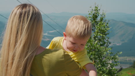 Die-Liebevolle-Mutter-Umarmt-Den-Kleinen-Jungen-Und-Genießt-Den-Blick-Auf-Das-Hochland