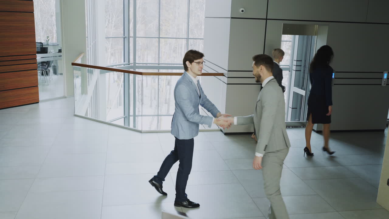gente de negocios en el corredor de la oficina moderna